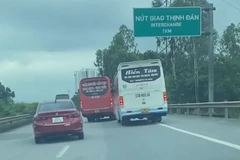 Hai xe khách liên tục chèn ép nhau trên cao tốc Hà Nội-Thái Nguyên. (Ảnh cắt từ clip)