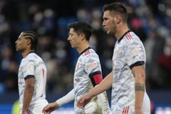 Các cầu thủ của Bayern Munich Serge Gnabry, Robert Lewandowski và Niklas rời sân sau trận thua sốc. (Nguồn: AP)