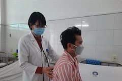 Bệnh nhân được khám sau khi nội soi lấy đinh. (Ảnh: TTXVN phát)