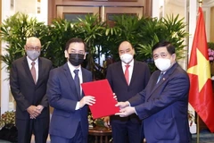 Chủ tịch nước Nguyễn Xuân Phúc chứng kiến việc trao Giấy phép đầu tư vào Việt Nam cho các doanh nghiệp Singapore. (Ảnh: Thống Nhất/TTXVN)