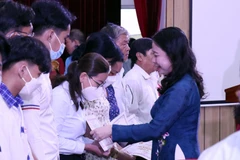 Phó Chủ tịch nước Võ Thị Ánh Xuân trao giấy chứng nhận danh hiệu 'Học không bao giờ cùng' cho các đại biểu được nhận học bổng. (Ảnh: Xuân Khu/TTXVN)