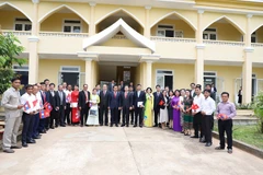 Đoàn lãnh đạo thành phố Đà Nẵng do Bí thư Thành ủy Nguyễn Văn Quảng dẫn đầu chụp ảnh lưu niệm với lãnh đạo tỉnh Sekong. (Nguồn: Danang.gov.vn)