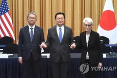 Thứ trưởng Ngoại giao Hàn Quốc Cho Hyun-dong (giữa) cùng người đồng cấp Mỹ Wendy Sherman (phải) và Nhật Bản Takeo Mori. (Nguồn: Yonhap)