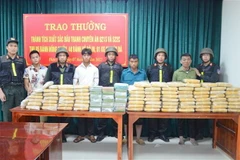 Các đối tượng cùng tang vật tại cơ quan điều tra. (Ảnh: TTXVN phát)