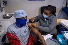 Nhân viên y tế tiêm vaccine phòng COVID-19 cho người dân tại Johannesburg, Nam Phi. (Ảnh: AFP/TTXVN)
