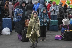 Người tị nạn Ukraine chờ sơ tán tại Przemysl, khu vực biên giới Ukraine và Ba Lan, ngày 8/3. (Ảnh: AFP/TTXVN)