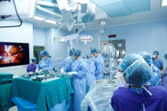 Kíp bác sỹ Bệnh viện Trung ương Quân đội 108 tiến hành ghép gan cho cháu bé 13 tuổi. (Nguồn: Benhvien108.vn)