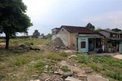 Nhiều nhà dân ở khu vực Eo Bầu, phường Đông Ba vẫn chưa chịu di dời, bàn giao mặt bằng di tích cho Nhà nước. (Ảnh: Đỗ Trưởng/TTXVN)