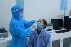 Lấy mẫu xét nghiệm COVID-19. (Nguồn: TTXVN)