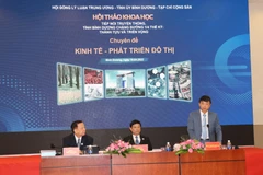 Chủ tịch UBND tỉnh Bình Dương Võ Văn Minh (người ở giữa) điều hành phiên thảo luận chuyên đề về phát triển kinh tế-đô thị tại Hội thảo khoa học 'Tiếp nối truyền thống, tỉnh Bình Dương chặng đường 1/4 thế kỷ: Thành tựu và Triển vọng.' (Ảnh: Chí Tưởng/TTXVN