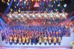 Trưởng Ban Kinh tế Trung ương Trần Tuấn Anh, Bí thư thứ nhất Trung ương Đoàn Nguyễn Anh Tuấn trao top 10 Sao Vàng đất Việt cho các doanh nghiệp. (Ảnh: Minh Đức/TTXVN)