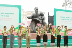 Đại diện thiếu nhi 3 nước Việt Nam-Lào-Campuchia cùng tham gia thực hiện nghi thức thả chim bồ câu thể hiện tinh thần hòa bình, đoàn kết. (Ảnh: Thu Hương/TTXVN)