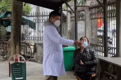 Lấy mẫu xét nghiệm COVID-19. (Nguồn: TTXVN)