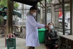Lấy mẫu xét nghiệm COVID-19. (Nguồn: TTXVN)