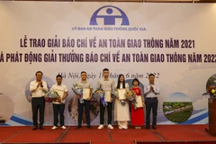 Các tác giả đoạt giải nhì. (Nguồn: Báo Tin tức)
