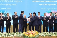 Thủ tướng Phạm Minh Chính và Thủ tướng Lào Phankham Viphavanh chứng kiến trao thỏa thuận hợp tác đầu tư cho các doanh nghiệp. (Ảnh: Dương Giang/TTXVN)