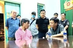 Đối tượng Lê Huy Dũng (ngồi bên trái) khai báo tại cơ quan công an. (Ảnh: TTXVN phát)