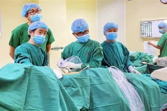 Đội ngũ phẫu thuật thực hiện cắt bỏ khối u trong lồng ngực cho bệnh nhân A. B (50 tuổi, trú xã Măng Bút, huyện Kon Plông, tỉnh Kon Tum). (Ảnh: TTXVN phát)