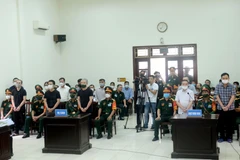 Các bị cáo trình diện trước Hội đồng xét xử. (Ảnh: Kim Anh/TTXVN)