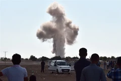 Khói bốc lên sau một cuộc không kích xuống thị trấn Ain al-Arab của Syria, giáp giới với tỉnh Sanliurfa, Thổ Nhĩ Kỳ. (Ảnh: AFP/TTXVN)
