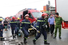 Đội phá tường chuyên nghiệp từ Thành phố Hồ Chí Minh được tăng cường đến vụ cháy quán karaoke ở Bình Dương tham gia cứu hộ, tìm kiếm nạn nhân. (Ảnh: Chí Tưởng/TTXVN)