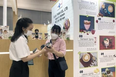 Doanh nghiệp trưng bày và giới thiệu thông tin truy xuất nguồn gốc sản phẩm tại Triển lãm quốc tế Café show 2022 tại Việt Nam. (Ảnh: Mỹ Phương/TTXVN)