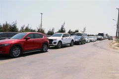 Lượng khách du lịch đổ về Cát Bà tăng đột biến. (Ảnh: Hoàng Ngọc/TTXVN)