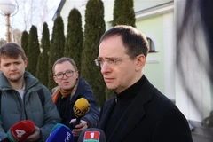 Trưởng đoàn đàm phán của Nga, ông Vladimir Medinsky, trả lời phỏng vấn tại Gomel, Belarus, ngày 28/2. (Ảnh: AFP/TTXVN)