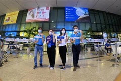 Phạm Ngọc Minh Thy khi tham gia điều phối đón đoàn y, bác sỹ chi viện cho Thành phố Hồ Chí Minh ở sân bay Tân Sơn Nhất. (Ảnh: TTXVN phát)