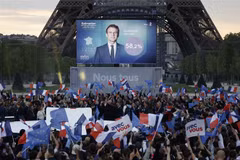 Người ủng hộ mừng ông Emmanuel Macron giành chiến thắng trong cuộc bầu cử Tổng thống Pháp vòng hai, tại Paris, ngày 24/4. (Ảnh: AFP/TTXVN)