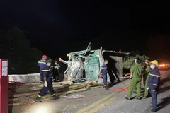 Lực lượng chức năng khắc phục hậu quả tại hiện trường vụ tai nạn. (Ảnh: TTXVN phát)