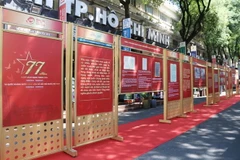 Triển lãm trưng bày hơn 100 tài liệu, hình ảnh, hiện vật về thắng lợi lịch sử - Cách mạng tháng Tám năm 1945. (Ảnh: Thu Hương/TTXVN)