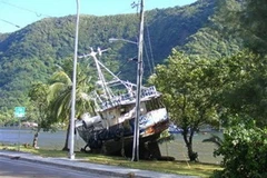 Một chiếc thuyền "bay" lên đại lộ thị trấn Fagatogo trên đảo Samoa, sau khi sóng thần tấn công. (Ảnh: AP)