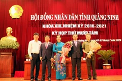 Thường trực Tỉnh ủy Quảng Ninh tặng hoa chúc mừng tân Phó Chủ tịch UBND tỉnh Quảng NInh Nguyễn Thị Hạnh. (Ảnh: Văn Đức/TTXVN)