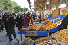 Người dân mua thực phẩm tại Tehran, Iran. (Ảnh: AFP/ TTXVN)