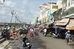 Người dân mua hàng hóa tại chợ phường 3, thành phố Bạc Liêu. (Ảnh: Huỳnh Sử/TTXVN)