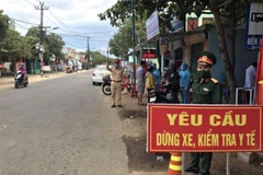 Một chốt kiểm dịch trên các tuyến đường có đông người qua lại tại tỉnh Quảng Nam. (Ảnh: Trịnh Bang Nhiệm/TTXVN)