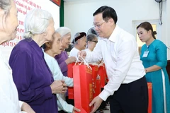 Bí thư Thành ủy Vương Đình Huệ tặng quà tri ân thương binh, thân nhân liệt sĩ, người có công. Ảnh: Văn Điệp – TTXVN