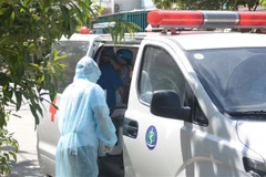 Đưa trường hợp tiếp xúc gần với bệnh nhân 416 đi cách ly tại Trung tâm Y tế quận Liên Chiểu. (Ảnh: Văn Dũng/TTXVN)