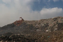 Bãi rác Cam Ly. (Ảnh: Quốc Hùng-Đặng Tuấn(TTXVN))