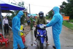 Chốt kiểm dịch do UBND huyện Sa Thầy (Kon Tum) tổ chức tại khu vực làng O, làng Trang, xã Ya Xiêr để ngăn chặn dịch bạch hầu lan rộng. (Ảnh: Dư Toán/TTXVN)