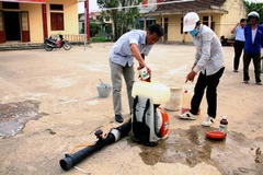 Pha thuốc phun hóa chất diệt muỗi. (Ảnh minh họa: TTXVN)