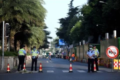 Cảnh sát gác tại lối vào Tổng Lãnh sự quán Mỹ ở thành phố Thành Đô, tỉnh Tứ Xuyên, Tây Nam Trung Quốc sáng 27/7/2020. (Ảnh: AFP/TTXVN)