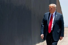 Tổng thống Mỹ Donald Trump (phía trước) thị sát khu vực tường biên giới giữa Mỹ và Mexico tại bang Arizona ngày 23/6/2020. (Ảnh: AFP/TTXVN)