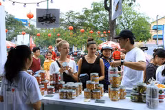 Du khách nước ngoài tham quan mua sắm tại Liên hoan ẩm thực quốc tế tại Festival Huế 2018. (Ảnh: Hoàng Hùng/TTXVN)
