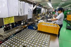 Sản xuất các mặt hàng cơ khí tại Công ty TNHH Strong Way, vốn đầu tư của Đài Loan (Trung Quốc) tại khu công nghiệp Khai Quang, Vĩnh Phúc. (Ảnh: Danh Lam/TTXVN)