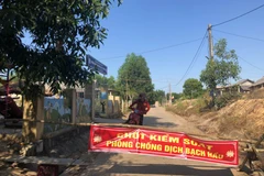 Tại xã Vĩnh Hà, huyện Vĩnh Linh, Quảng Trị, nơi xảy ra bệnh bạch hầu, địa phương đã lập chốt kiểm soát để tiến hành kiểm tra, đo thân nhiệt, thực hiện khai báo y tế đối với tất cả các công dân. (Ảnh: Hồ Cầu/TTXVN)