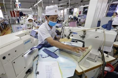 Công ty Cổ phần May mặc Bình Dương, thị xã Thuận An, tỉnh Bình Dương chuyên may các sản phẩm áo sơ mi, quần jeans, quần âu xuất khẩu sang thị trường Hoa Kỳ. (Ảnh: Trần Việt/TTXVN)