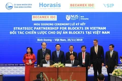 NUS Enterprise và Tập đoàn Becamex IDC đã ký Biên bản Ghi nhớ về thiết lập vườn ươm khởi nghiệp BLOCK71 tại Thành phố Hồ Chí Minh. (Ảnh: Vietnam+)