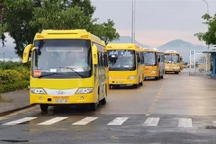 Xe chở các công dân Việt Nam từ sân bay Đà Nẵng vào khu cách ly. (Ảnh minh họa: TTXVN phát)